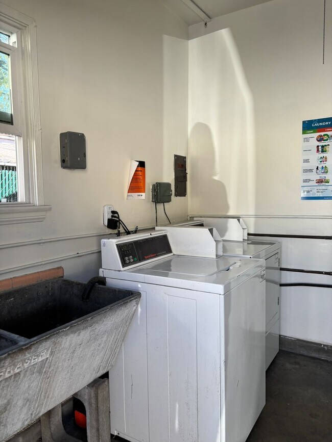 Building Photo - Western, 1151-1153