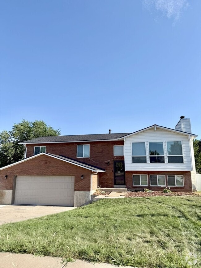 Building Photo - Spacious Comfort Meets Practical Living in...