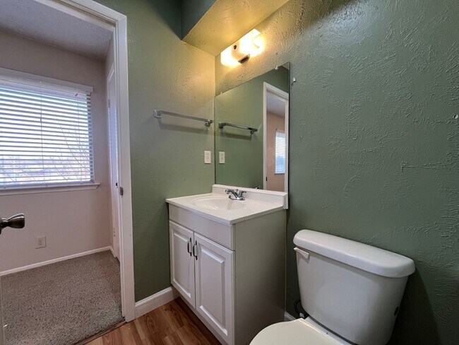 Building Photo - 2 Bedrooms in Great Dove Springs Location