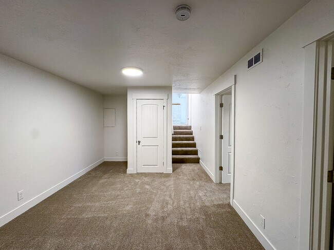 Building Photo - 1340 E Navajo Dr