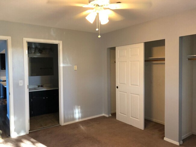 Building Photo - ***PENDING APPLICATION***Modern and spacious 2 bedroom condo with bonus room!