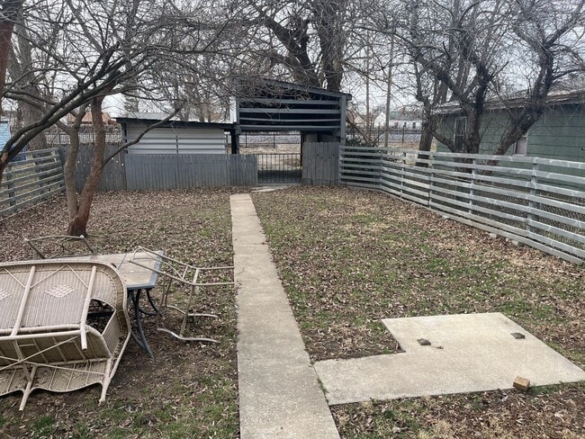 Building Photo - Two Bedroom in East Alton