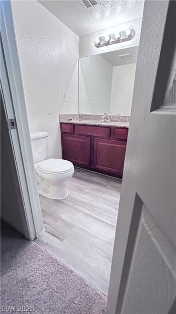 Building Photo - 2 Bedroom Condo in Guard Gated Community