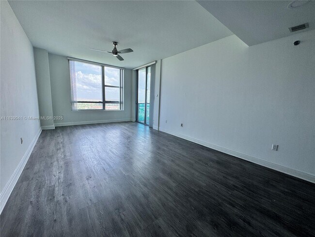Building Photo - 2641 N Flamingo Rd