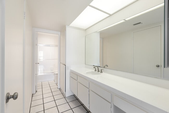 Building Photo - 1411 N Sunrise Way