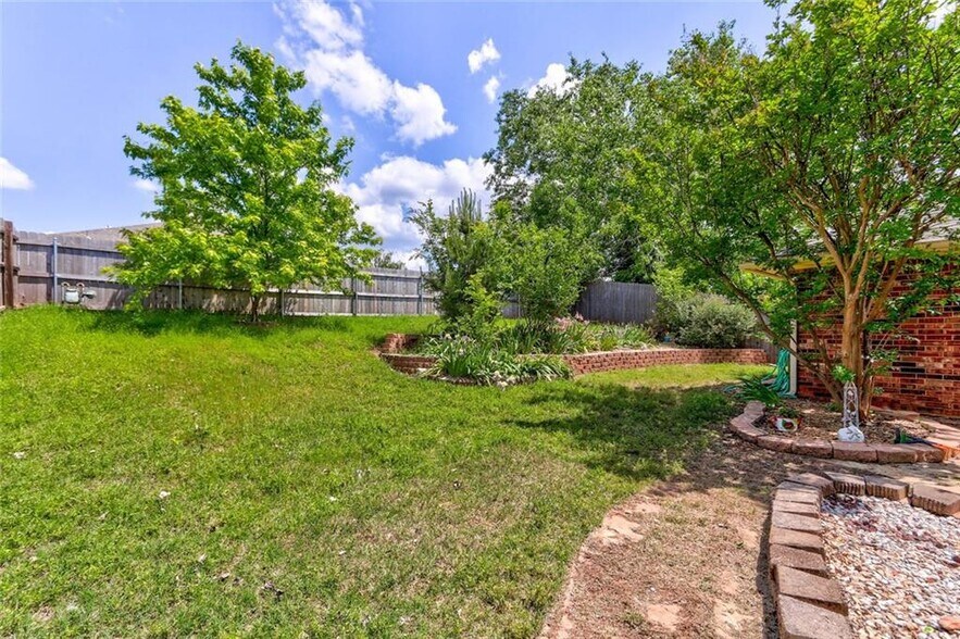 Building Photo - 305 Waterfront Dr