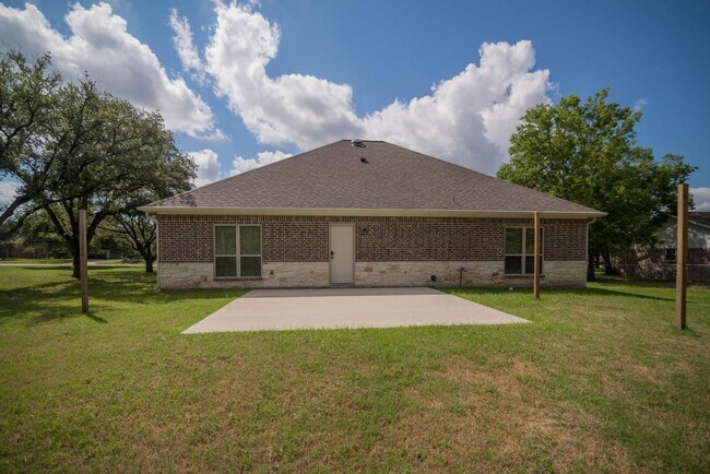 Building Photo - Currently occupied until July 31, 2026