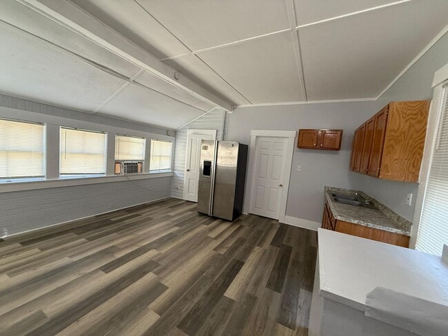 Building Photo - 140 E 5th St