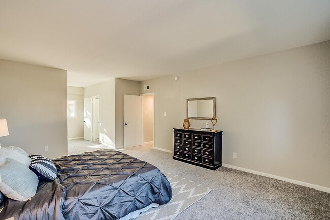 Building Photo - 351 E Thomas Rd