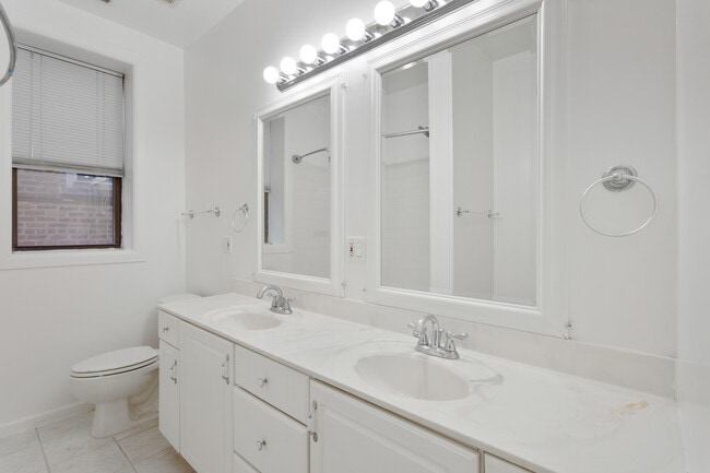 Building Photo - 3320 W Diversey Ave