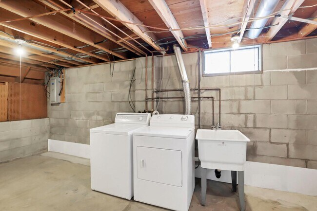 Building Photo - 3080 Pine Valley Rd