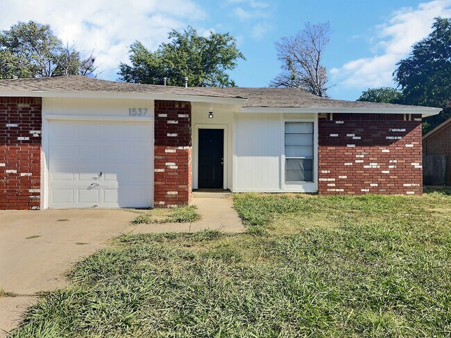 Building Photo - 1537 E 67th St