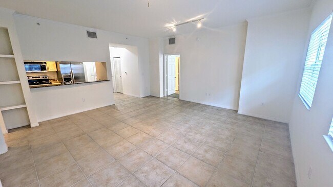 Building Photo - Annual Unfurnished 2/2 Condo in Downtown S...