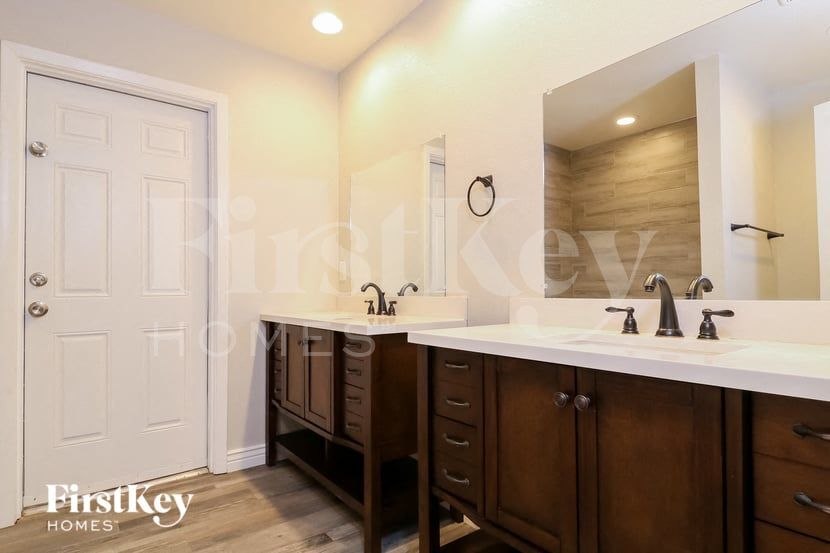 Building Photo - 4717 W Echo Ln