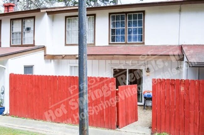 Building Photo - Two-Level Townhome in DeSoto Courts