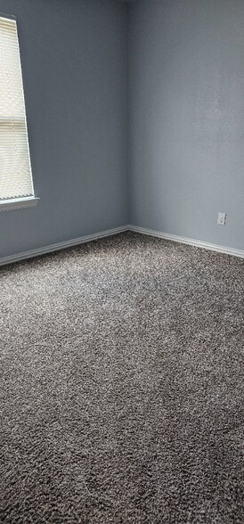 Building Photo - 419 E Day St