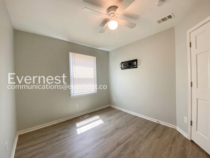 Building Photo - 1104 E Pineview St