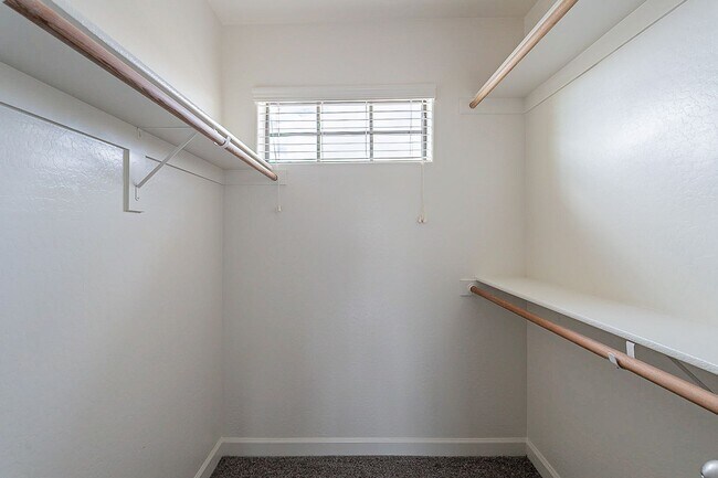 Building Photo - Large 3 bedroom 3 bathroom townhomes
