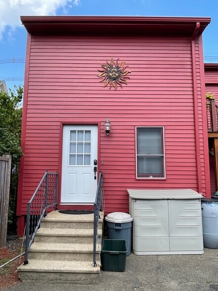 Entry from driveway/parking space - 82 High St