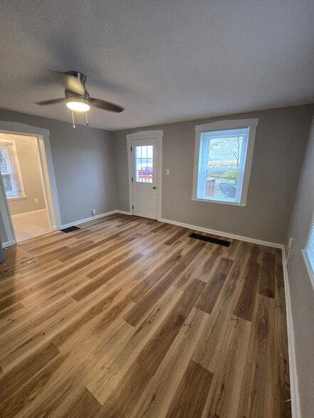 Dining Room - 900 Thomas Rd