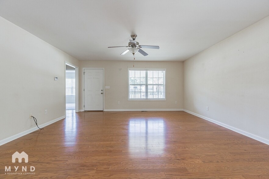 Building Photo - 902 Appleby St NW