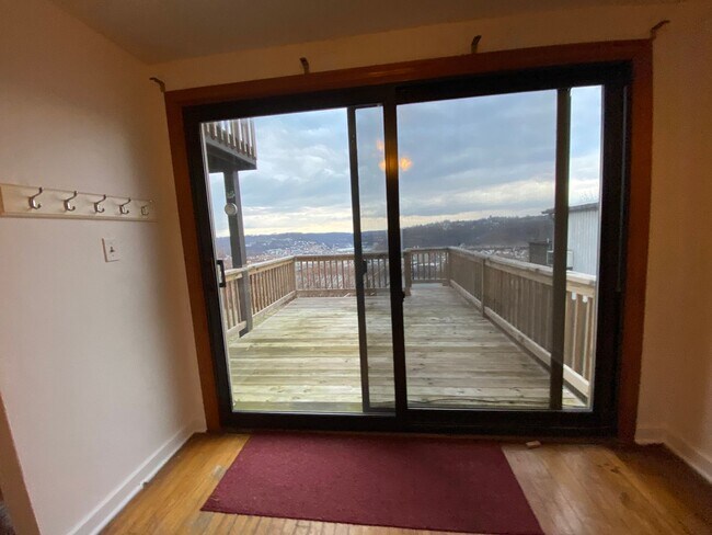 Building Photo - Loft Style Single Family Home - HUGE Yard