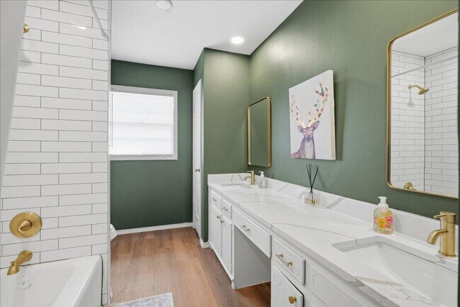 Building Photo - Charming one-of-a-kind 4 Bedroom Home