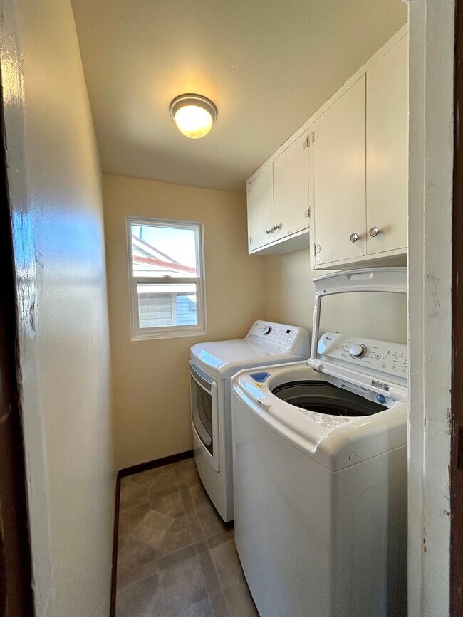 Building Photo - Unique 5 Bedroom Home