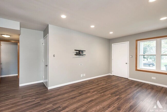 Building Photo - Beautiful Townhouse In Naperville