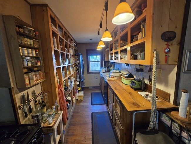 Building Photo - 417 E Tamarack St