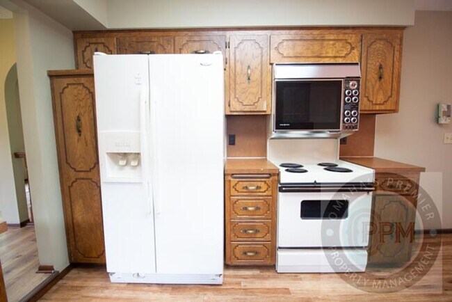 Building Photo - Spacious 3 Bed 3 Bath House