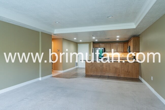 Building Photo - 3075 E Kennedy Dr