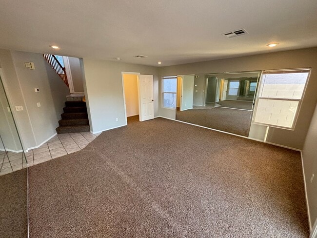 Building Photo - Spacious 3Bed/3Bath Two Story Home Located...
