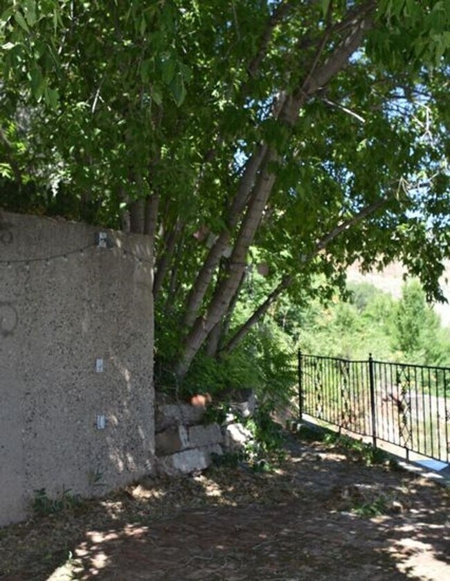 Building Photo - 3 Bedroom 1 Bath Apartment In Jerome contact Property Pros Property Management
