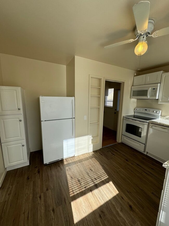 Building Photo - 915 Division St