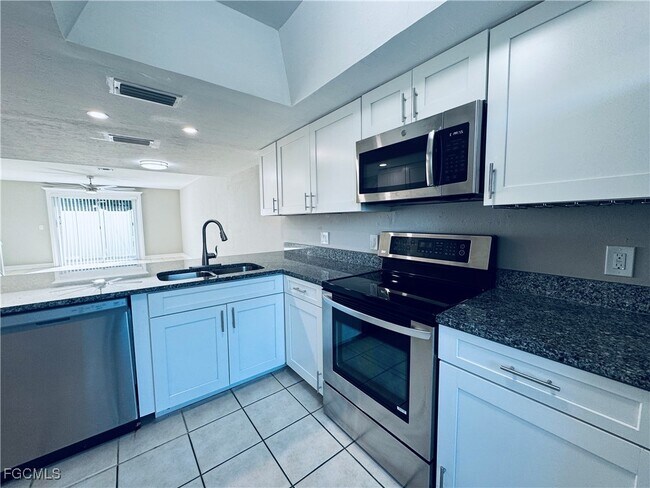 Building Photo - 4641 SW Santa Barbara Pl