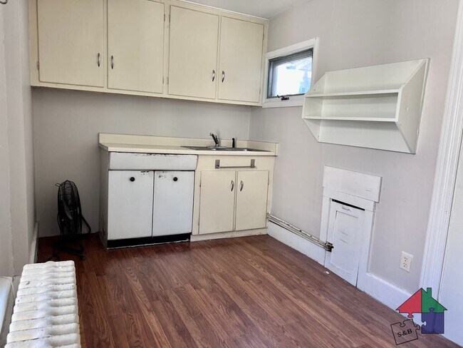 Building Photo - 88 Buell St