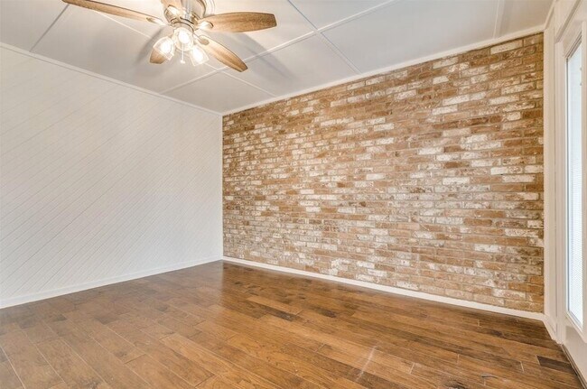 Building Photo - 357 N Post Oak Ln