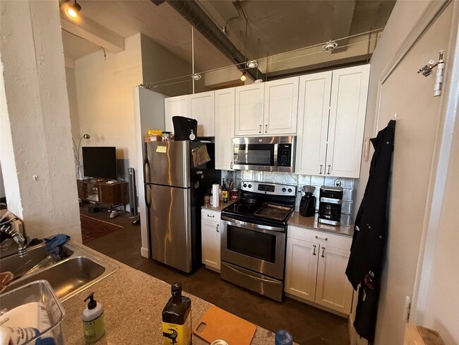 Building Photo - 915 N San Jacinto St