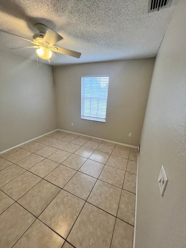 Building Photo - COZY 3 BEDROOM, 2 BATH HOME WITH TILE & LAMINATE THROUGHOUT, PRIVATE SCREENED PATIO