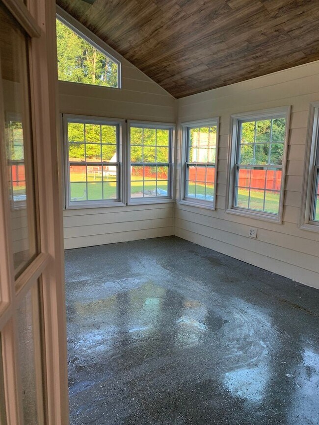 Building Photo - Charming 4BR House in Hampton