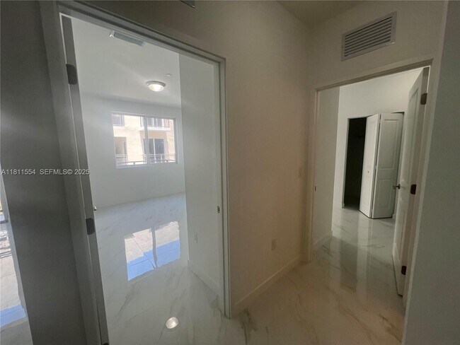 Building Photo - 1010 SW 69th Ave