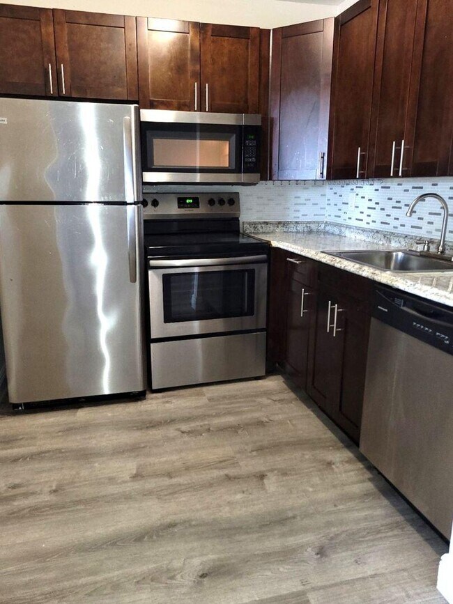 Primary Photo - 2711 Vandiver Dr