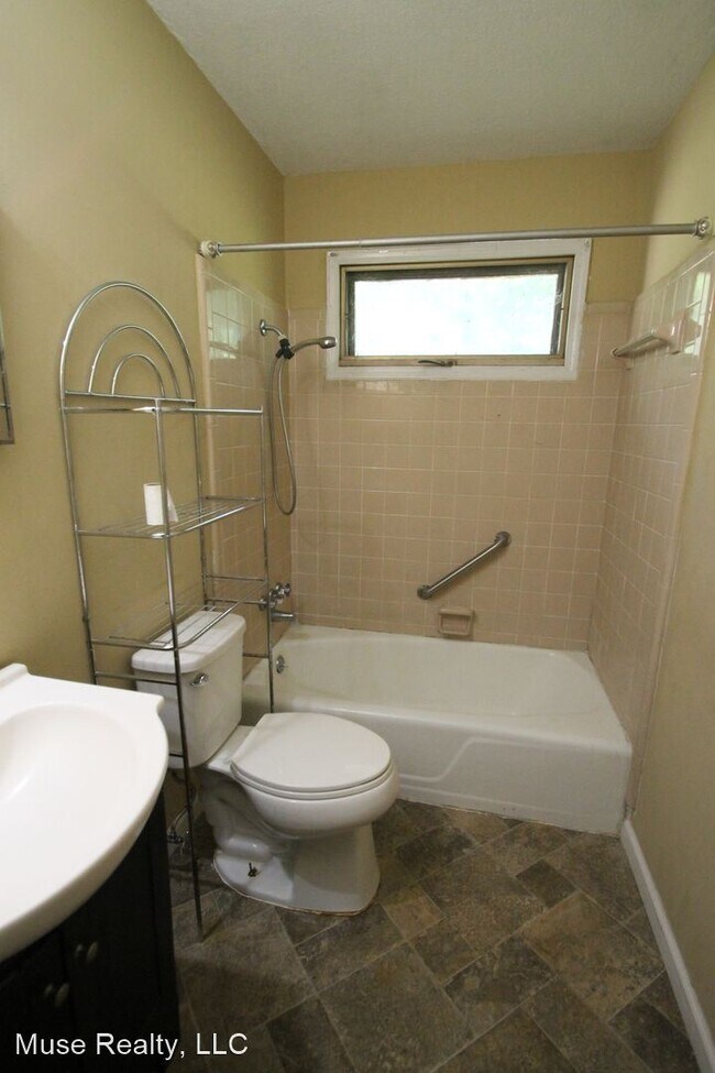 Building Photo - 3 br, 1 bath House - 713 Ogden Road