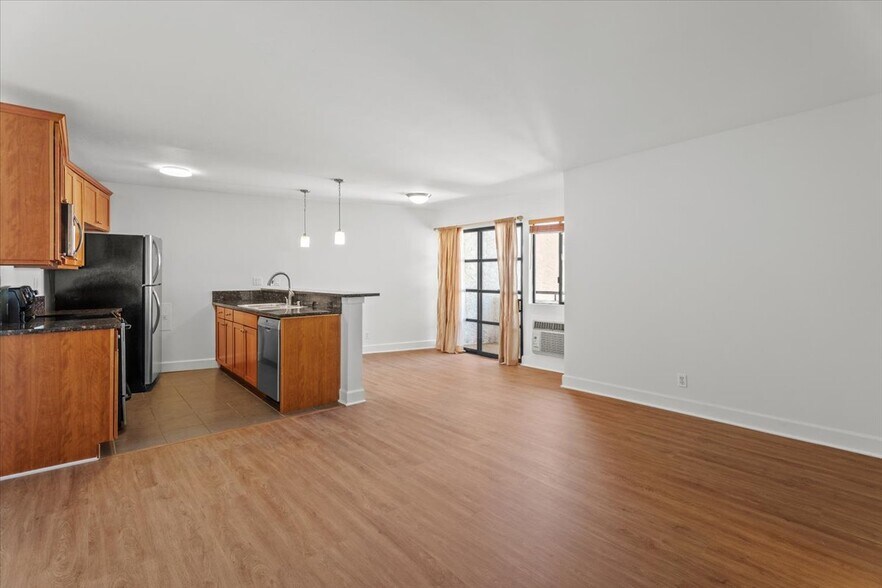 Building Photo - 10982 Roebling Ave