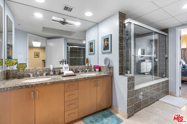 Building Photo - 13700 Marina Pointe Dr