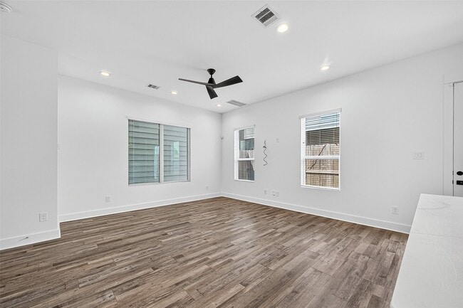 Building Photo - 1070 Mansfield St