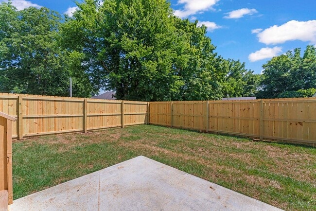 Building Photo - LIKE NEW Townhome in Winchester...Walking Distance to Downtown Square!