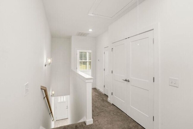 Building Photo - 3 Bed/3 Full Baths! Newer Townhome