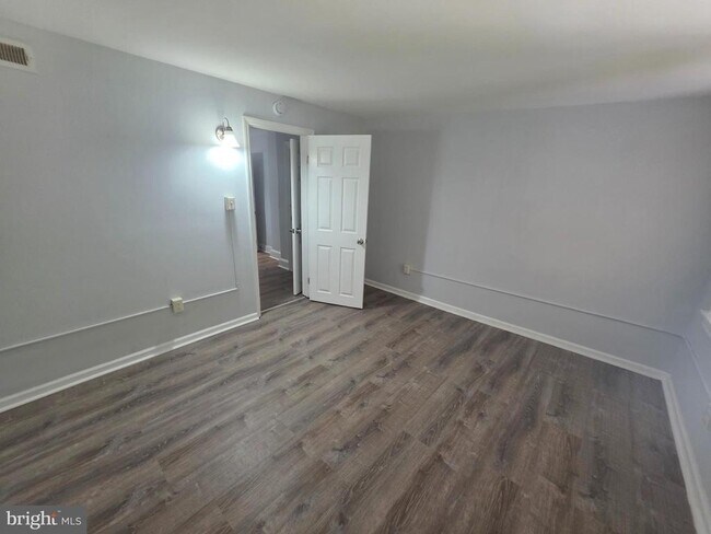 Building Photo - 714 Roebling Ave